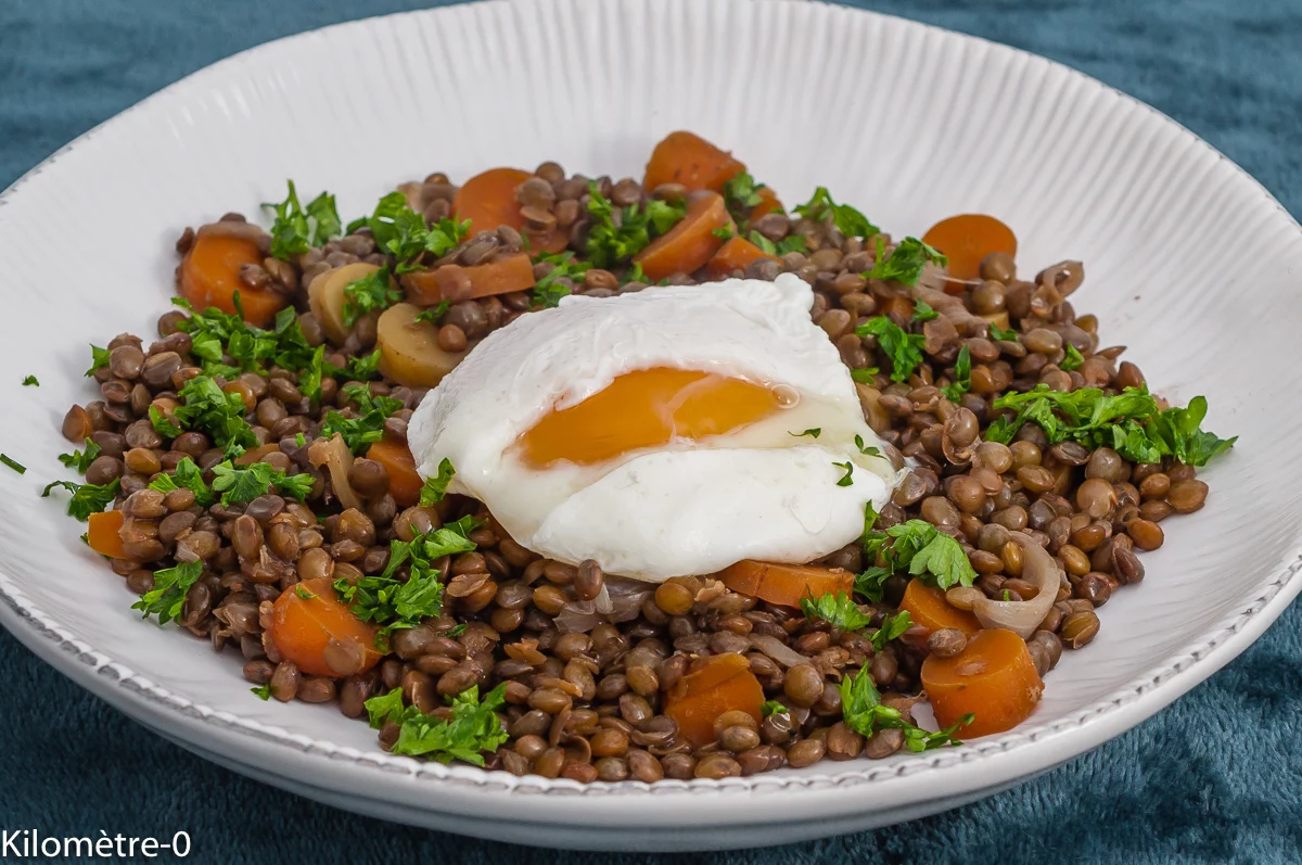 Photo de recette végétarienne, lentilles vertes, œufs pochés, carottes, healthy, pas cher, économique, facile, bio, légumineuses, Kilomètre-0, blog de cuisine réalisée à partir de produits de saison et issus de circuits courts
