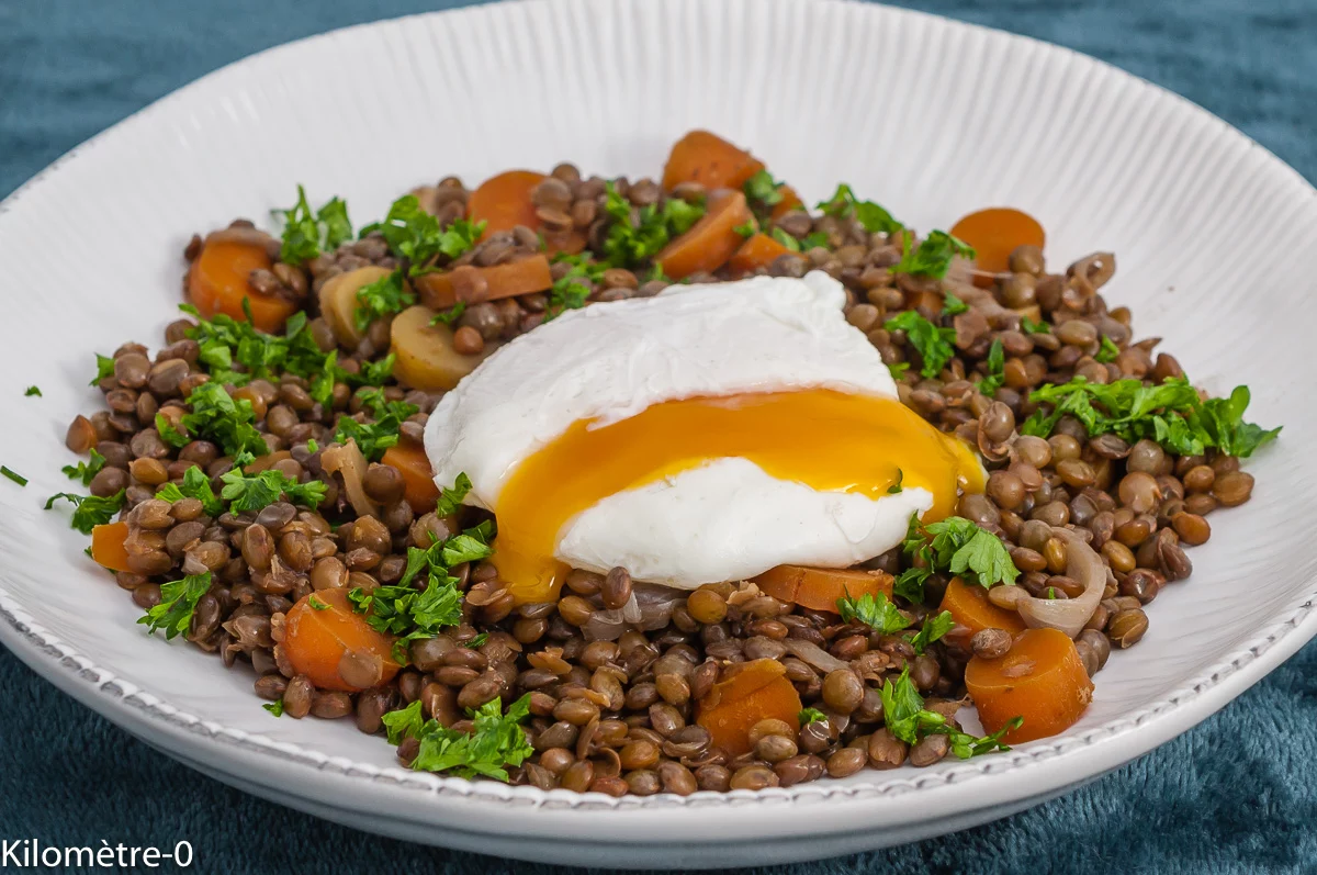 Photo de recette végétarienne, lentilles vertes, œufs pochés, carottes, healthy, pas cher, économique, facile, bio, légumineuses, Kilomètre-0, blog de cuisine réalisée à partir de produits de saison et issus de circuits courts