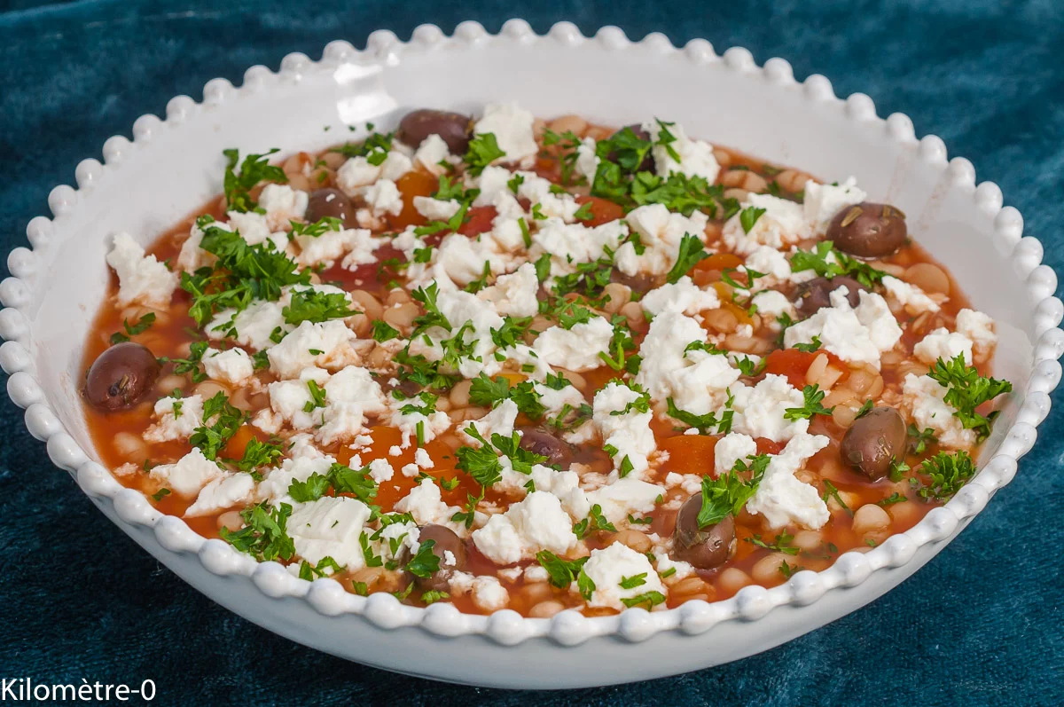 Photo de recette de fasolada, soupe grecque, velouté, potage, cuisine du monde Grèce, carotte, haricots blancs, légumes, olives, fêta, facile, recette traditionnelle, Kilomètre-0, blog de cuisine réalisée à partir de produits de saison et issus de circuits courts
