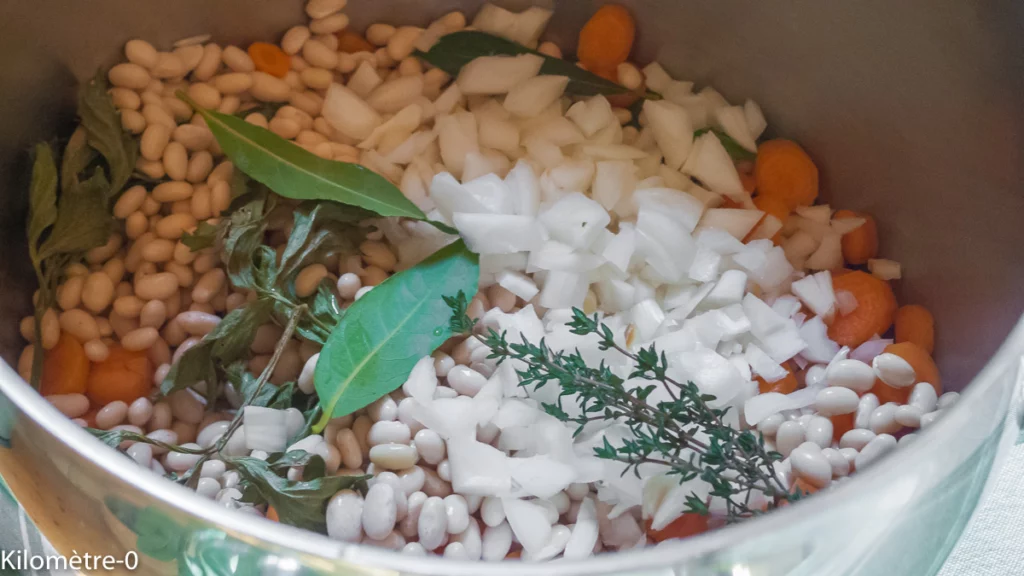 Fasolada, soupe grecque aux haricots blancs, légumes, olives et fêta - Étape 2