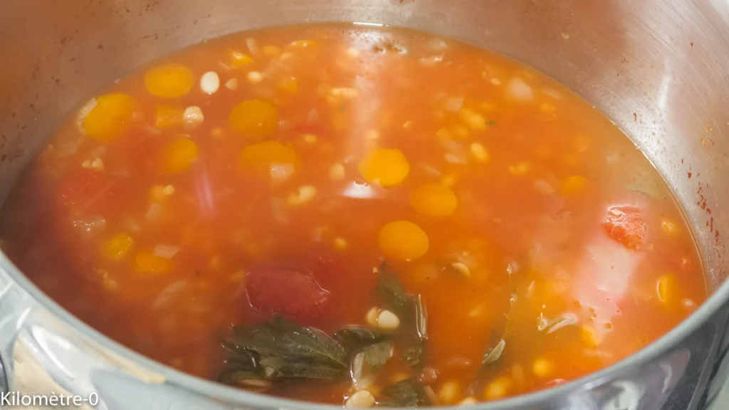 Fasolada, soupe grecque aux haricots blancs, légumes, olives et fêta - Étape 3