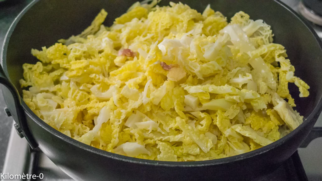 Roulés de choux aux saucisses et aux pommes - Étape 5