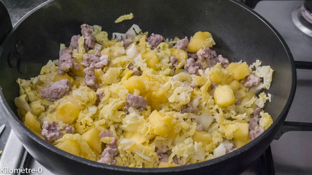 Roulés de choux aux saucisses et aux pommes - Étape 6