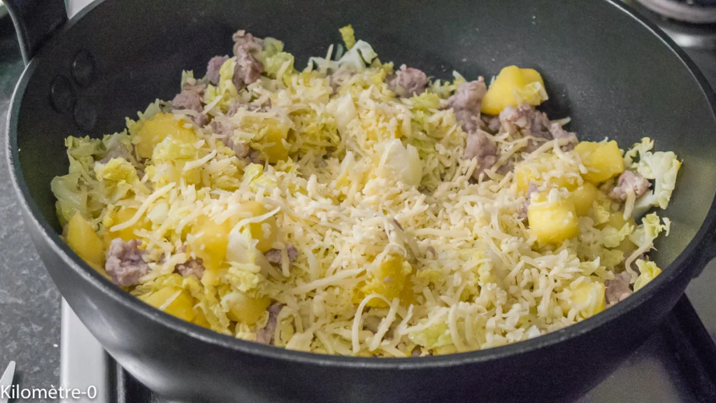 Roulés de choux aux saucisses et aux pommes - Étape 7