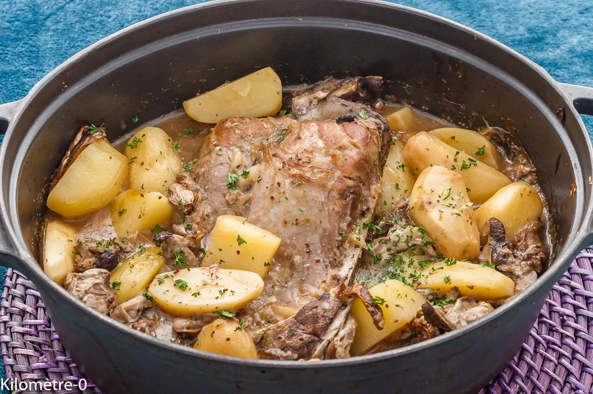 Photo de recette de palette de porc, cochon, viande, mijoté, automne, hiver, pommes de terre, champigons, moutarde,, sauce à la moutarde, facile, économique, bon marché, Kilomètre-0, blog de cuisine réalisée à partir de produits de saison et issus de circuits courts
