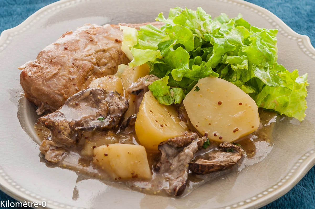 Photo de recette de palette de porc, cochon, viande, mijoté, automne, hiver, pommes de terre, champigons, moutarde,, sauce à la moutarde, facile, économique, bon marché, Kilomètre-0, blog de cuisine réalisée à partir de produits de saison et issus de circuits courts