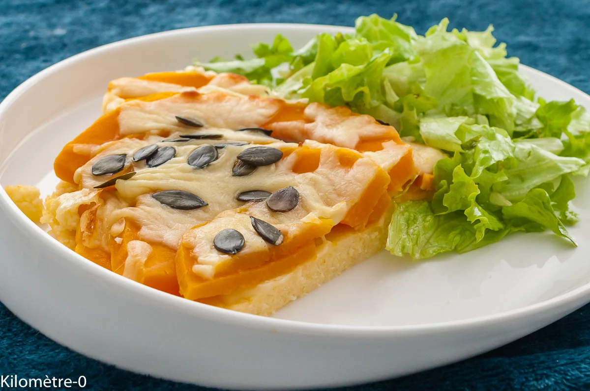 Photo de recette de polenta, pizza, courge, butternut, mozzarella , graines de courge, végé, végétarien, fromage, facile, économique, rapide, potimarron, bio, Kilomètre-0, blog de cuisine réalisée à partir de produits de saison et issus de circuits courts