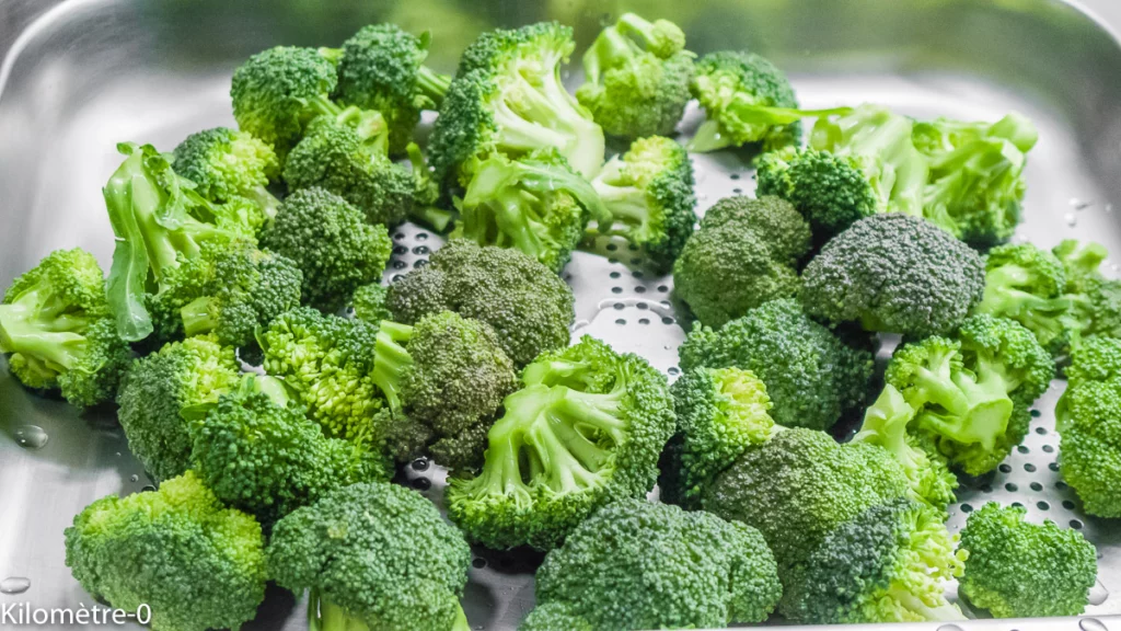 Salade de brocolis aux avocats et au thon à la moutarde - Étape 1