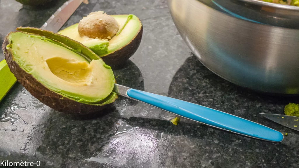 Salade de brocolis aux avocats et au thon à la moutarde - Étape 3