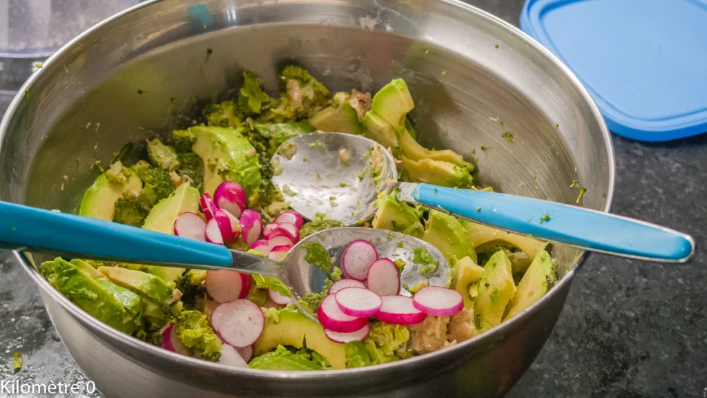 Salade de brocolis aux avocats et au thon à la moutarde - Étape 4