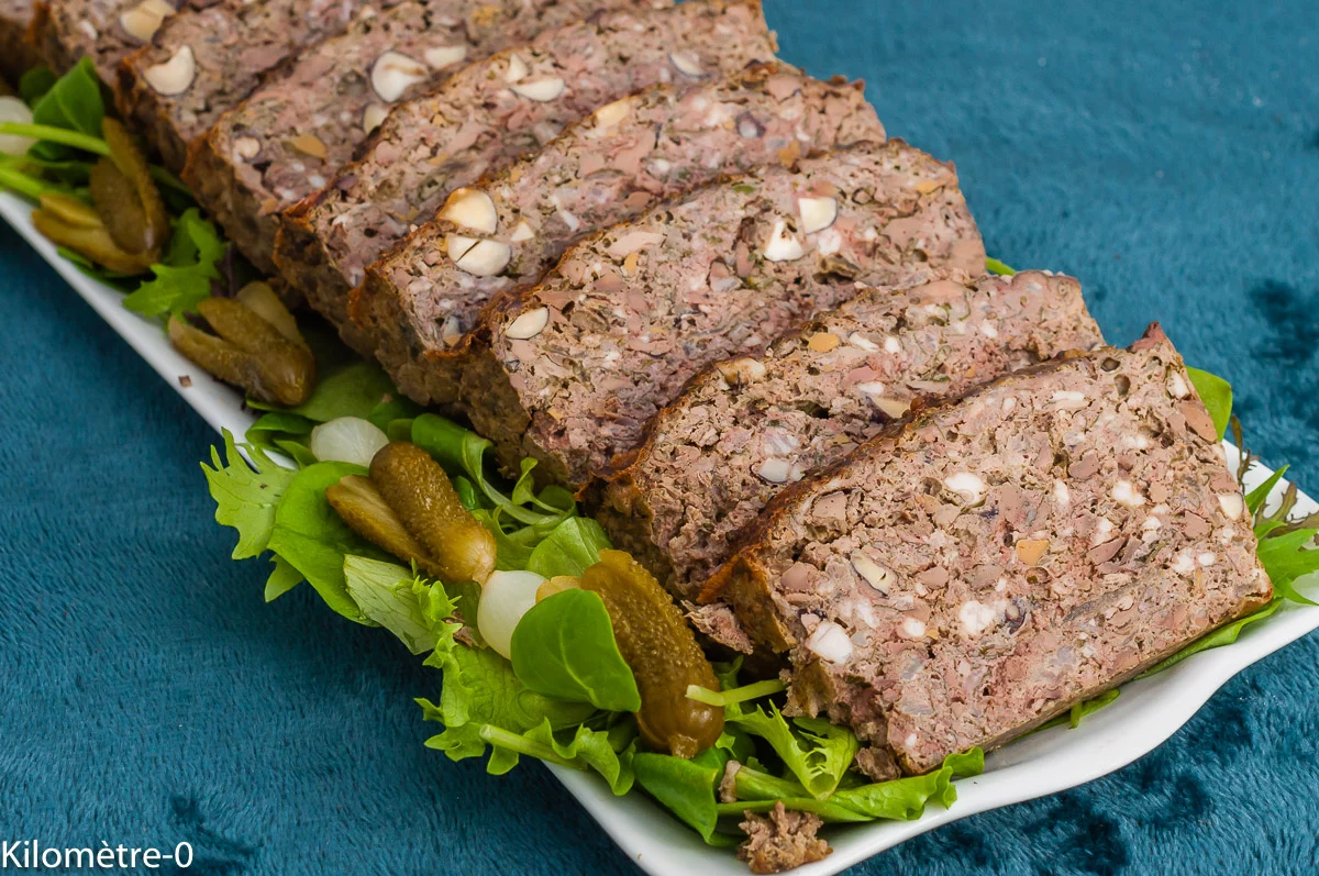 Photo de recette de terrine, foies de volaille, économique, noisettes, herbe, orties, facile, entrée, viande, pâté, pâté maison, Kilomètre-0, blog de cuisine réalisée à partir de produits de saison et issus de circuits courts