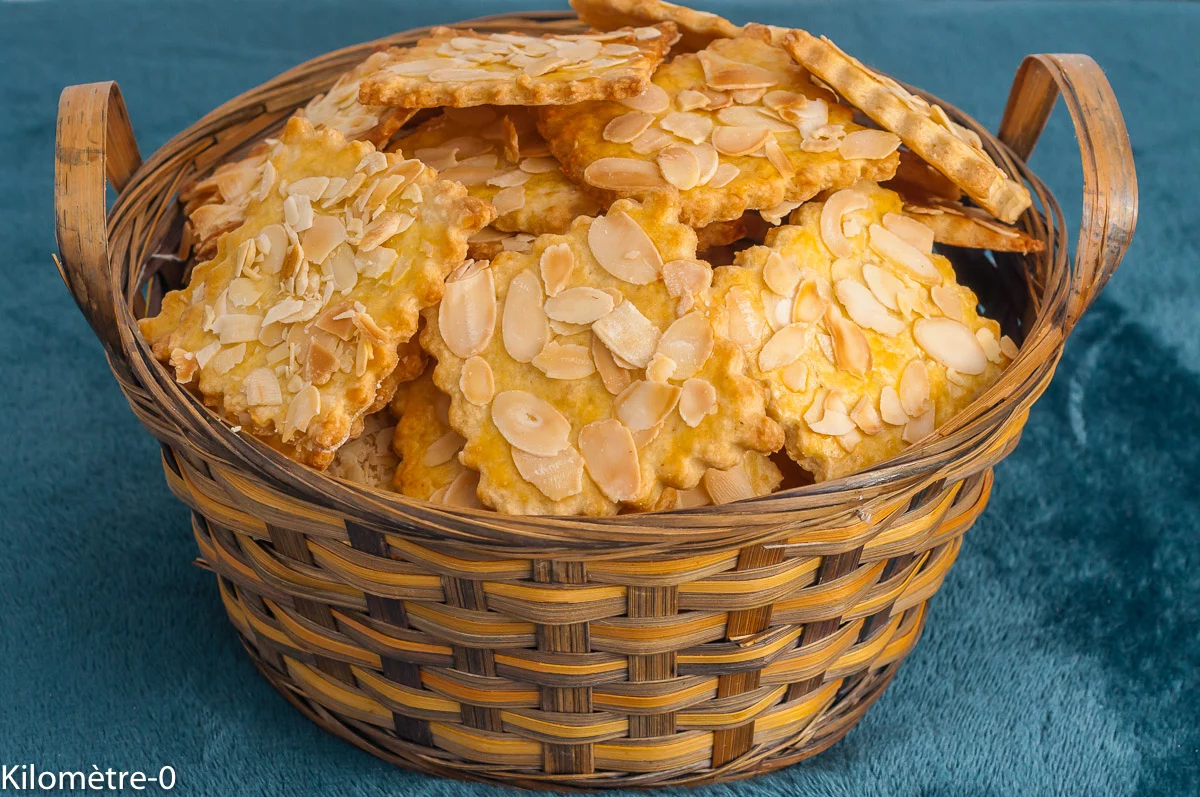 Photo de recette de petits gâteaux, sablés, beurre, amandes, bio, facile, économique, Noël, biscuits maison, Kilomètre-0, blog de cuisine réalisée à partir de produits de saison et issus de circuits courts