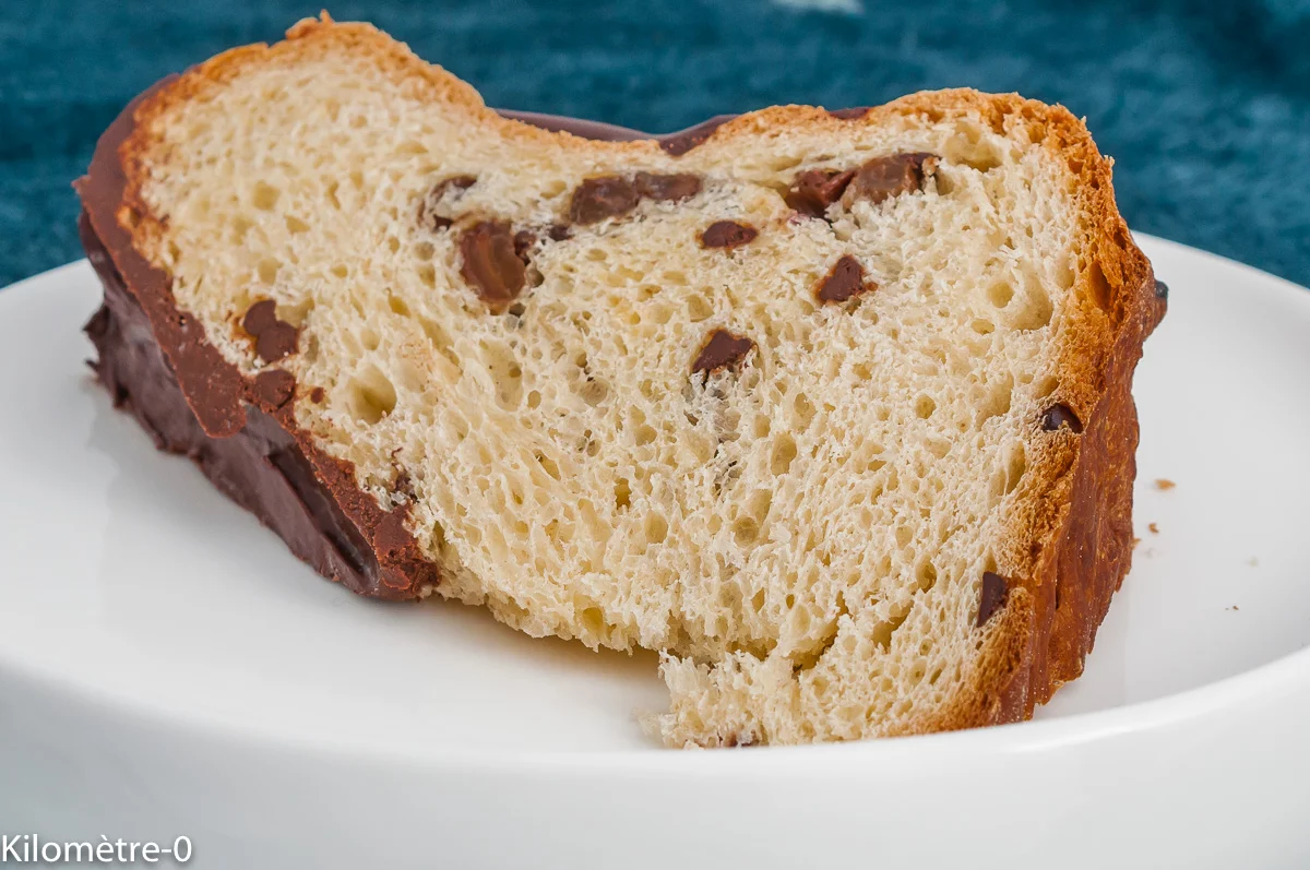 Photo de recette de Kouglof, brioche alsacienne, alsacien, chocolat, raisins, liqueur, Noël, boulange, bio, glaçage, Kilomètre-0, blog de cuisine réalisée à partir de produits de saison et issus de circuits courts