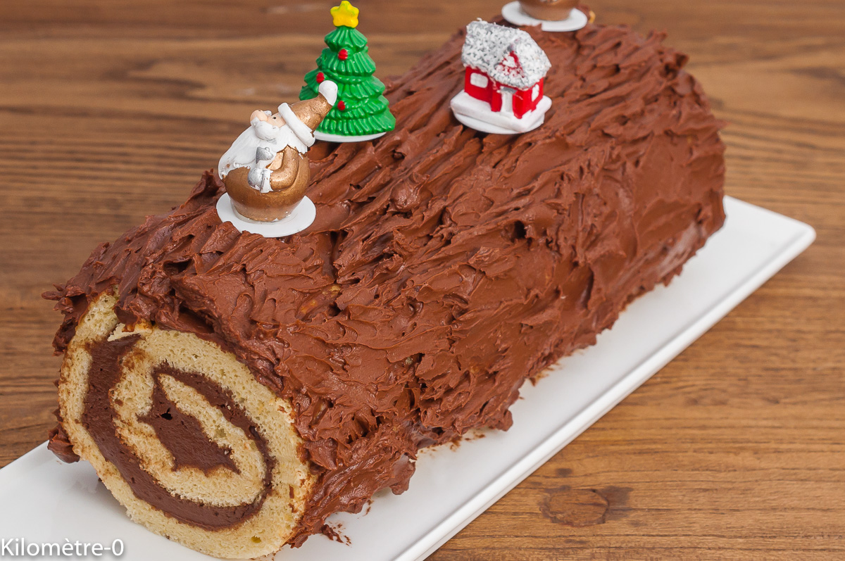Photo de recette de bûche, mousse, chocolat, rhum, biscuit roulé, Noël, bûche traditionnelle,  Kilomètre-0, blog de cuisine réalisée à partir de produits de saison et issus de circuits courts