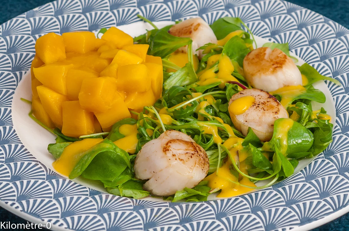 Photo de recette de saint jacques, noix saint jacques, fruits, fruits exotiques, mangue, vinaigrette, mesclun, salade, Noël, facile, rapide, léger, festif, Kilomètre-0, blog de cuisine réalisée à partir de produits de saison et issus de circuits courts