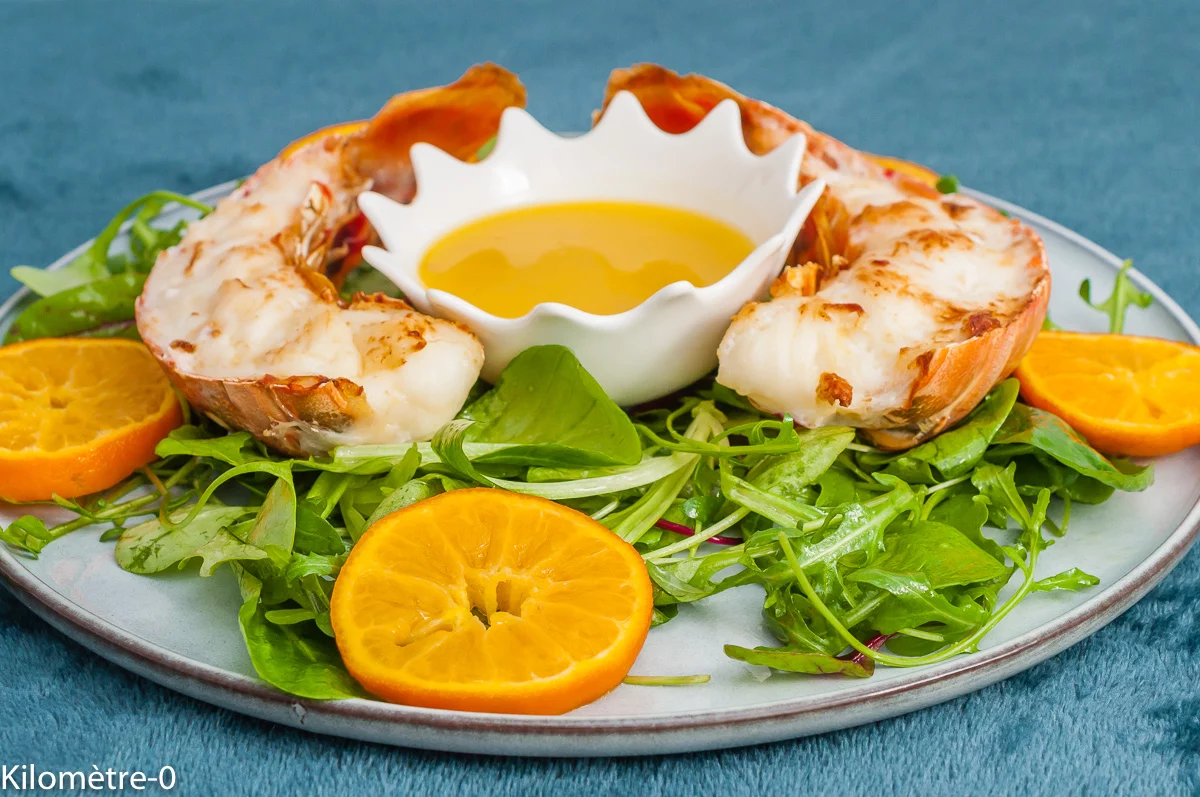 Photo de recette de langouste, crustacés, grillée, agrumes, fruits, oranges, clémentines, sauce à l'orange, sauce, mesclun, fête, Noël, original, festif, facile, Kilomètre-0, blog de cuisine réalisée à partir de produits de saison et issus de circuits courts