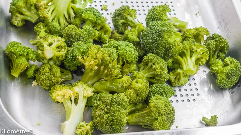 Salade de brocolis aux avocats, crevettes, saint jacques, grenade - Étape 1