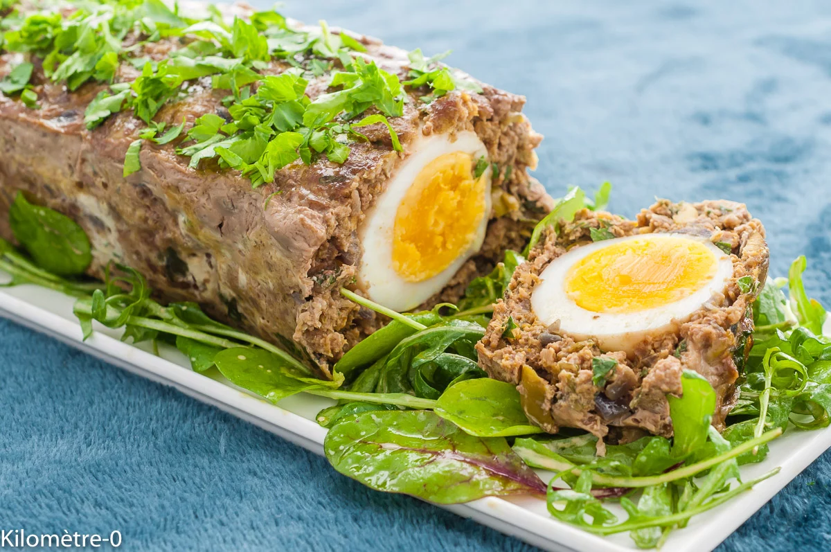 Photo de recette de pain de viande, pain, viande, boeuf, hâché, oeuf, oeuf dur, épices olives, recette marocaine, cuisine du monde, cuisine marocaine, Maroc, bio, facile, Kilomètre-0, blog de cuisine réalisée à partir de produits de saison et issus de circuits courts