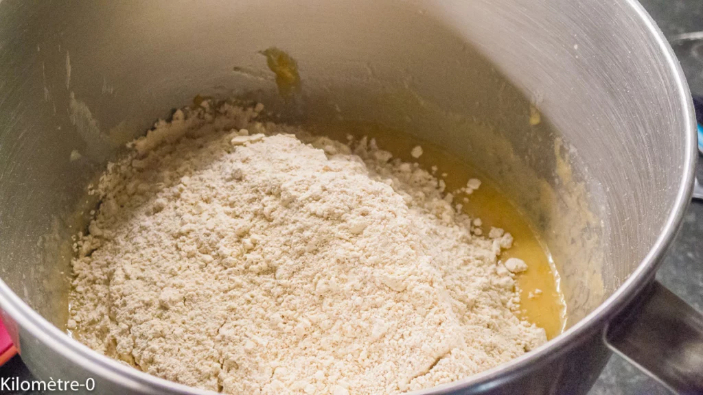 Gâteau du matin à la compote de pommes, noix et oranges - Étape 7