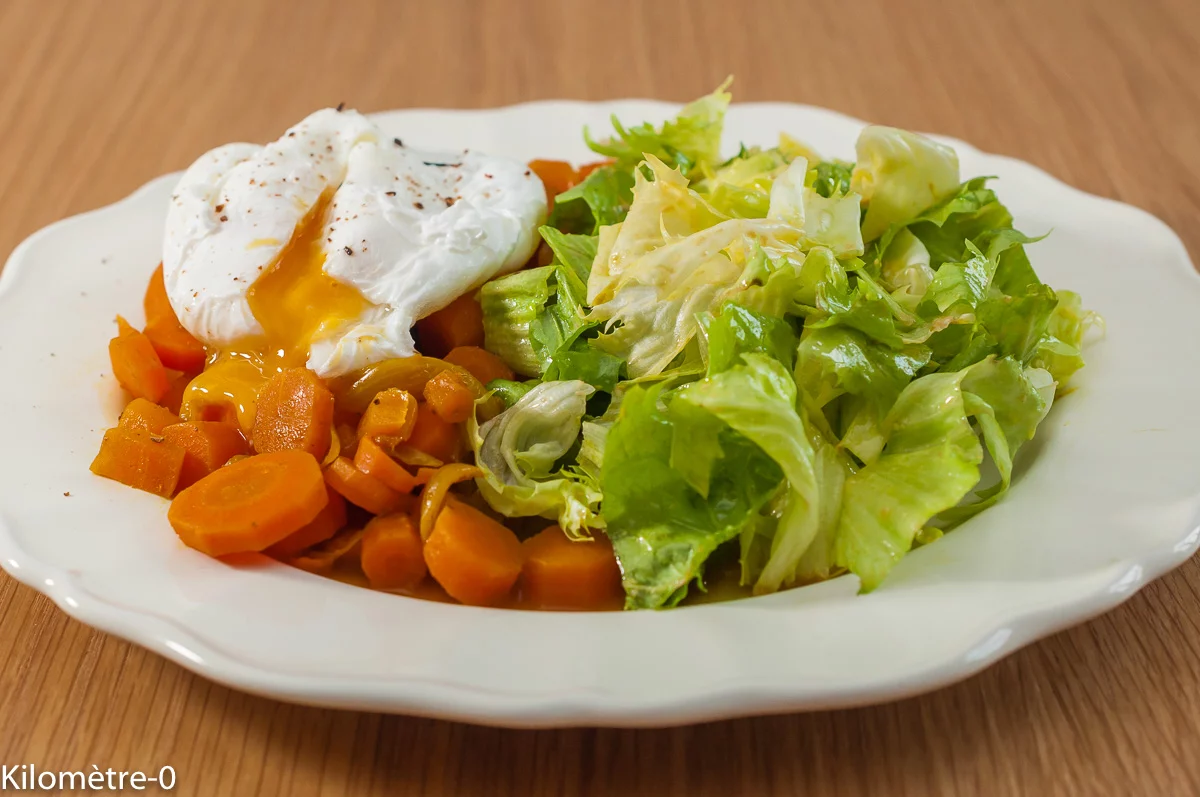 Photo de recette de poêlée, carottes, œufs pochés, oeuf, végé, végétarienne, salade, légumes, automne, hiver, facile, léger, healthy, salade, Kilomètre-0, blog de cuisine réalisée à partir de produits de saison et issus de circuits courts