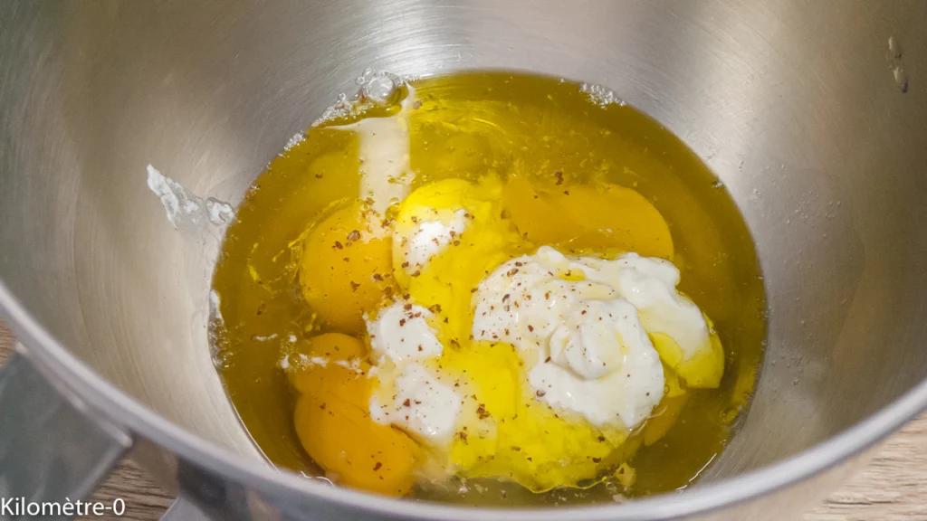 Cake salé au chorizo, olives et chèvre frais - Étape 1