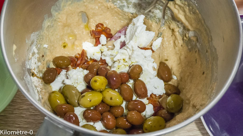Cake salé au chorizo, olives et chèvre frais - Étape 3