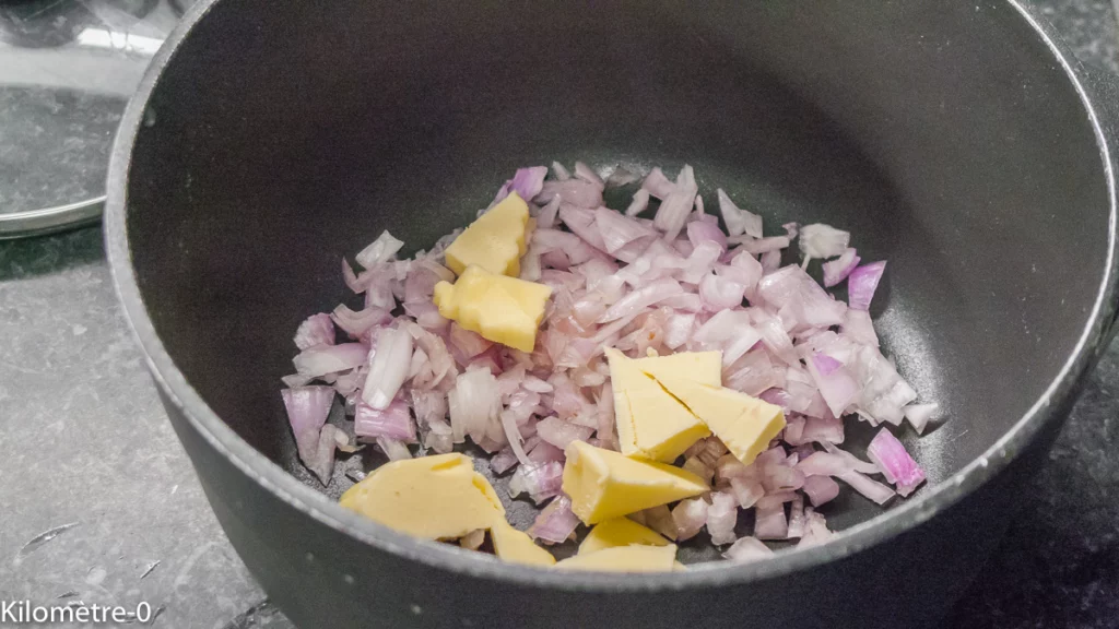 Sauce à la crème, aux échalotes, à la moutarde et à la sauce soja - Étape 1