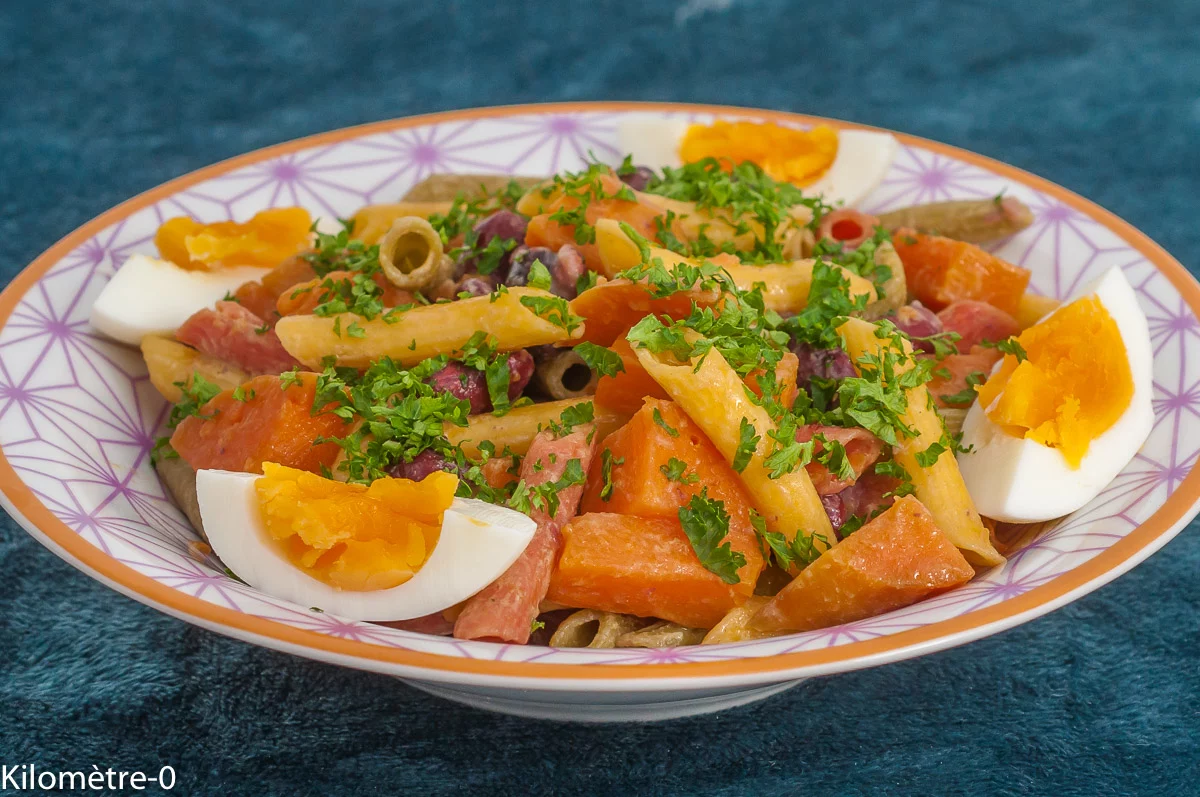 Photo de recette de salade, pâtes de maïs, pâtes, pâtes tricolores, haricots rouges, légumineuses, végétarienne, végé, patates douces oeufs, légère, bio facile, complète, lunch box, healthy, Kilomètre-0, blog de cuisine réalisée à partir de produits de saison et issus de circuits courts