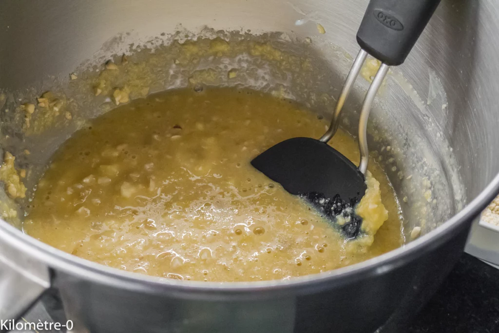 Gâteau du matin à la farine de petit épeautre et de pois chiches aux noix de cajou et raisins secs - Étape 3