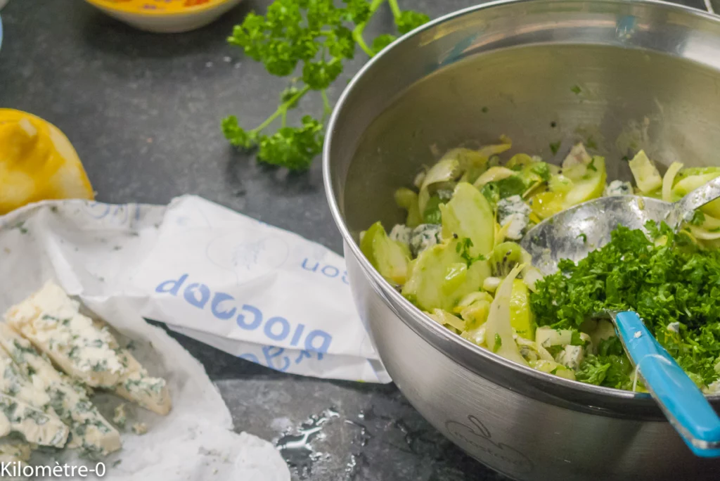 Salade d&rsquo;endives aux kiwis, avocat, bleu et noisettes - Étape 4