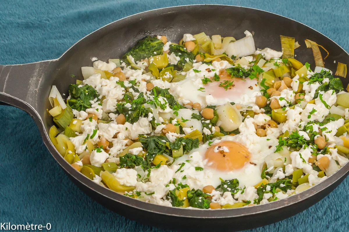 Photo de recette de chakchouka, vert, légumes, automne, hiver, poireaux, œufs sur le plat, oeufs, pois chiches, légumineuses, végétarien, végé, healthy, fêta, fromage, rapide, poêlée, bio, Kilomètre-0, blog de cuisine réalisée à partir de produits de saison et issus de circuits courts