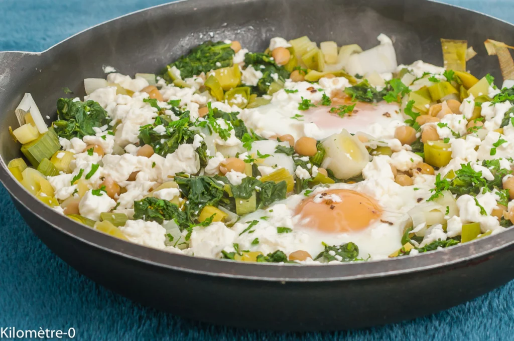 Chakchouka aux poireaux, œufs sur le plat, pois chiches et fêta - Étape 9