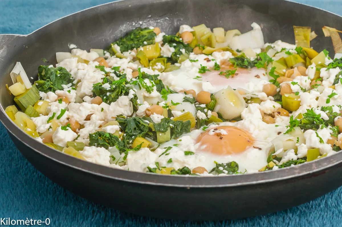 Photo de recette de chakchouka, vert, légumes, automne, hiver, poireaux, œufs sur le plat, oeufs, pois chiches, légumineuses, végétarien, végé, healthy, fêta, fromage, rapide, poêlée, bio, Kilomètre-0, blog de cuisine réalisée à partir de produits de saison et issus de circuits courts