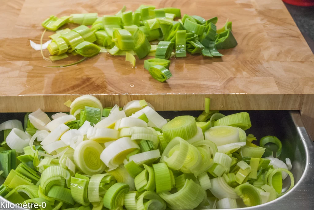 Chakchouka aux poireaux, œufs sur le plat, pois chiches et fêta - Étape 2