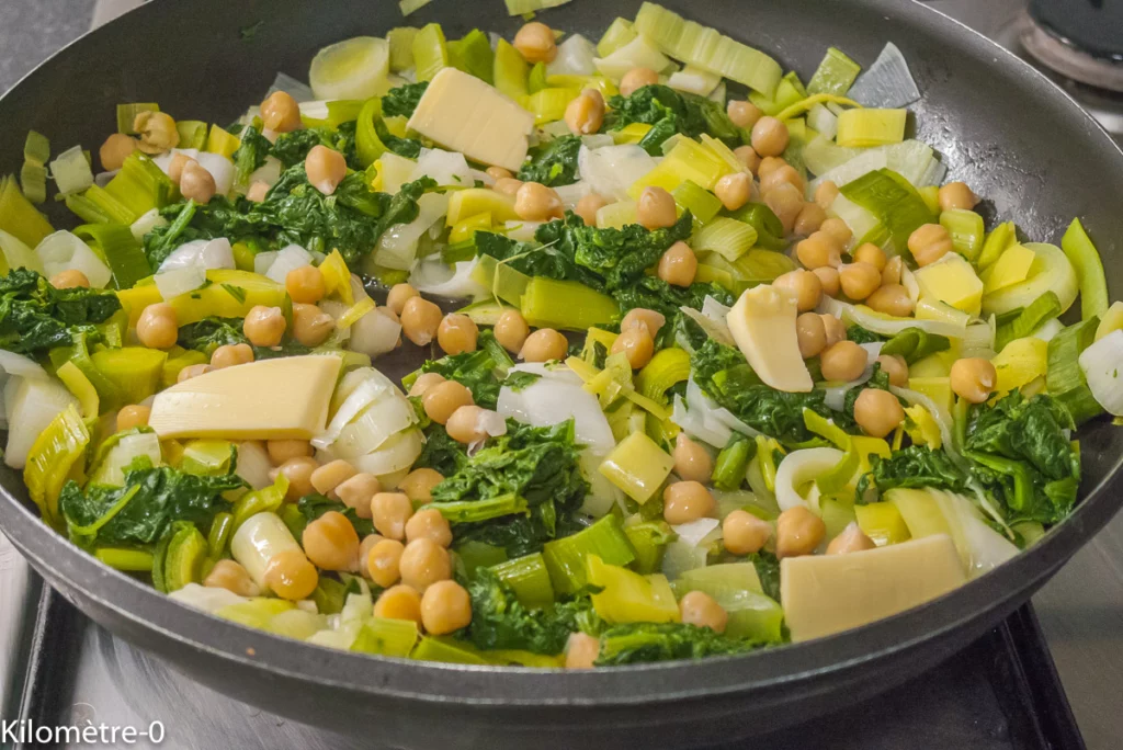 Chakchouka aux poireaux, œufs sur le plat, pois chiches et fêta - Étape 8