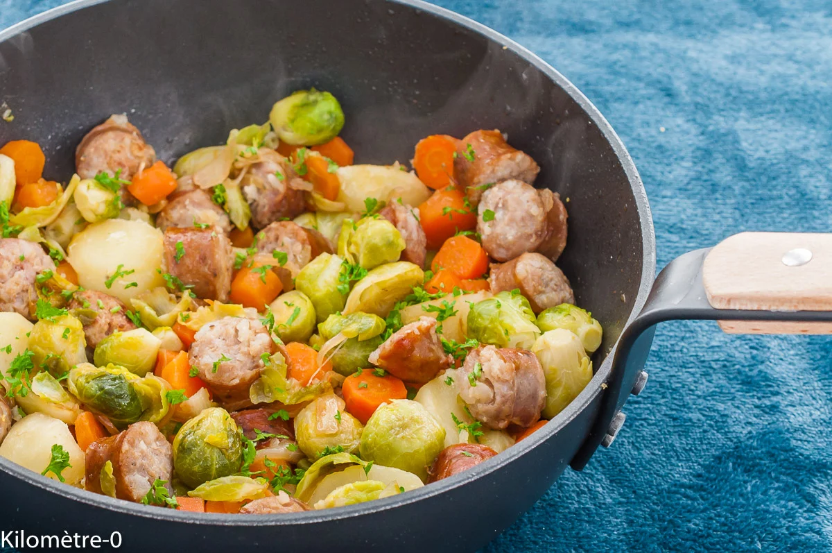 Photo de recette de poêlée, choux de Bruxelles, carottes, pommes de terre, saucisses fumées, légumes, hiver, choux, saucisses, viande, de Kilomètre-0, blog de cuisine réalisée à partir de produits de saison et issus de circuits courts