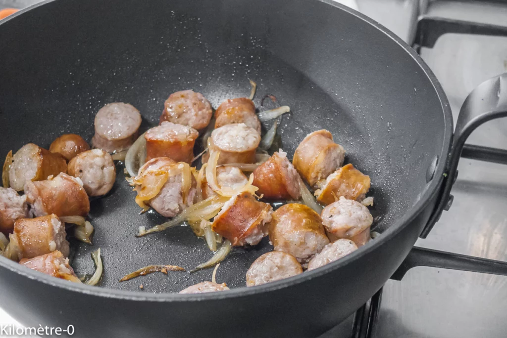 Poêlée de choux de Bruxelles aux carottes, pommes de terre, et saucisses fumées - Étape 2
