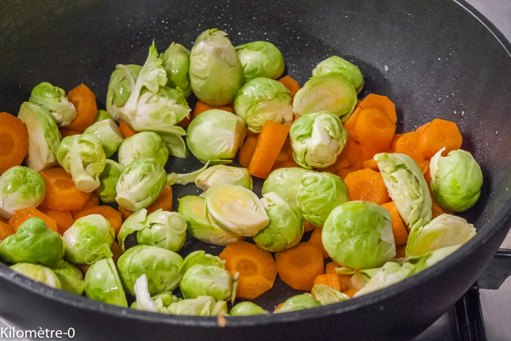 Poêlée de choux de Bruxelles aux carottes, pommes de terre, et saucisses fumées - Étape 3