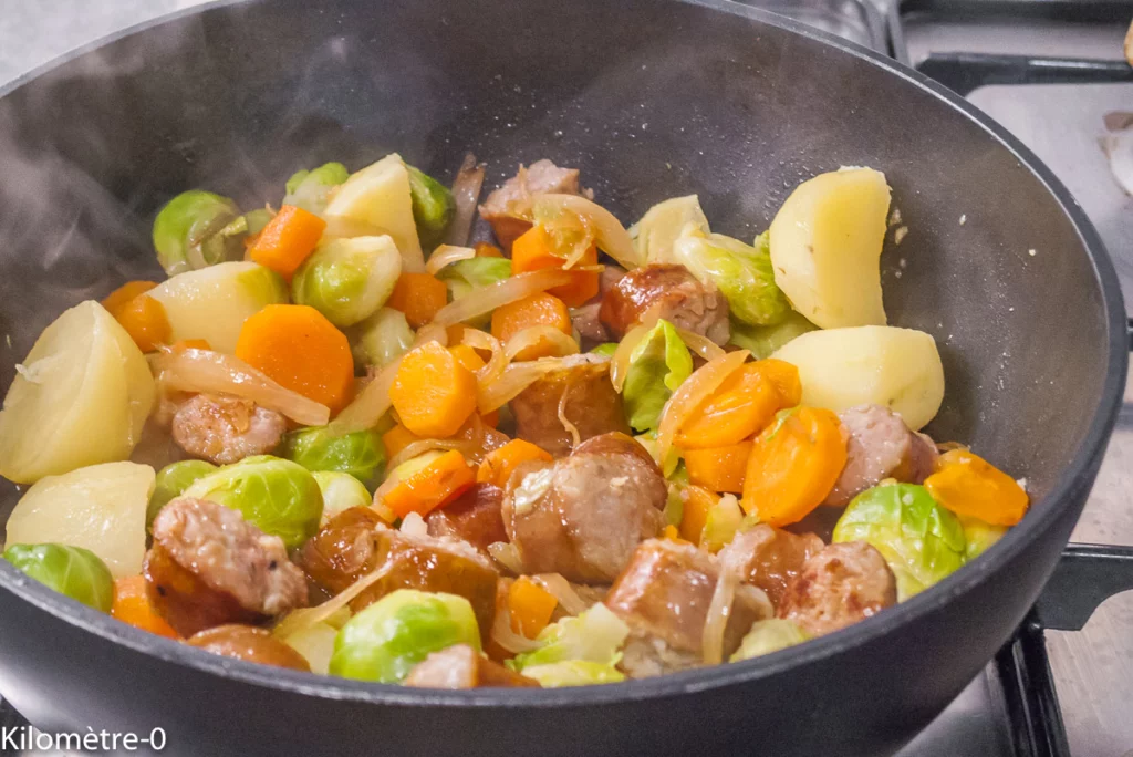 Poêlée de choux de Bruxelles aux carottes, pommes de terre, et saucisses fumées - Étape 4