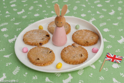 Photo de recette de easter biscuits, petits biscuits de Pâques, Angleterre, Royaume Uni, recette pascale, petits gâteaux, printemps, facile, raisins, citron, facile, économiques,  Kilomètre-0, blog de cuisine réalisée à partir de produits de saison et issus de circuits courts