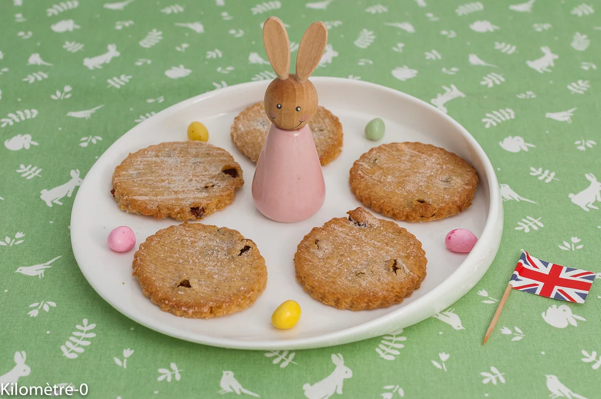 Photo de recette de easter biscuits, petits biscuits de Pâques, Angleterre, Royaume Uni, recette pascale, petits gâteaux, printemps, facile, raisins, citron, facile, économiques, Kilomètre-0, blog de cuisine réalisée à partir de produits de saison et issus de circuits courts