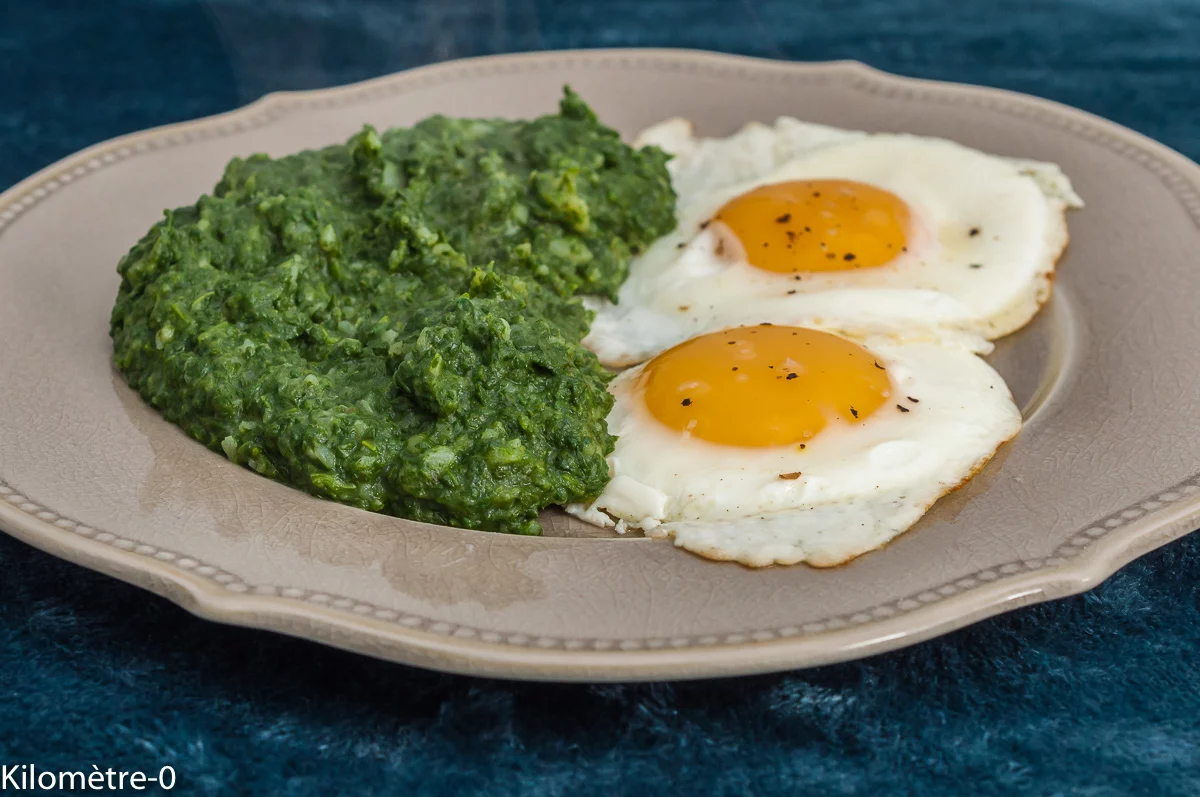 Photo de recette d'oeufs sur le plat, oeufs, facile, économique, bio épinards, légumes, pommes de terre, simple, végétarien, Kilomètre-0, blog de cuisine réalisée à partir de produits de saison et issus de circuits courts