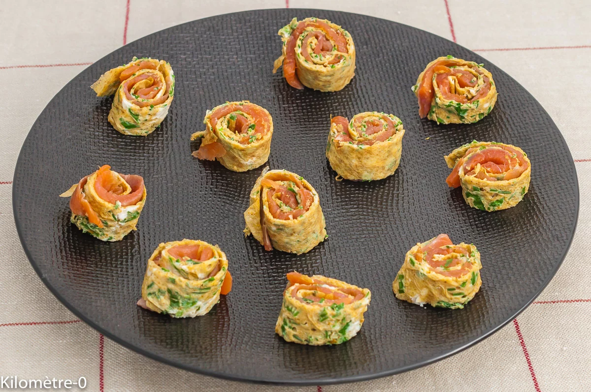 Photo de recette , apéro, bouchées salées, omelette roulée, oeufs, saumon fumé, truite fumée, ciboulette, bio, pique nique, buffet, Kilomètre-0, blog de cuisine réalisée à partir de produits de saison et issus de circuits courts