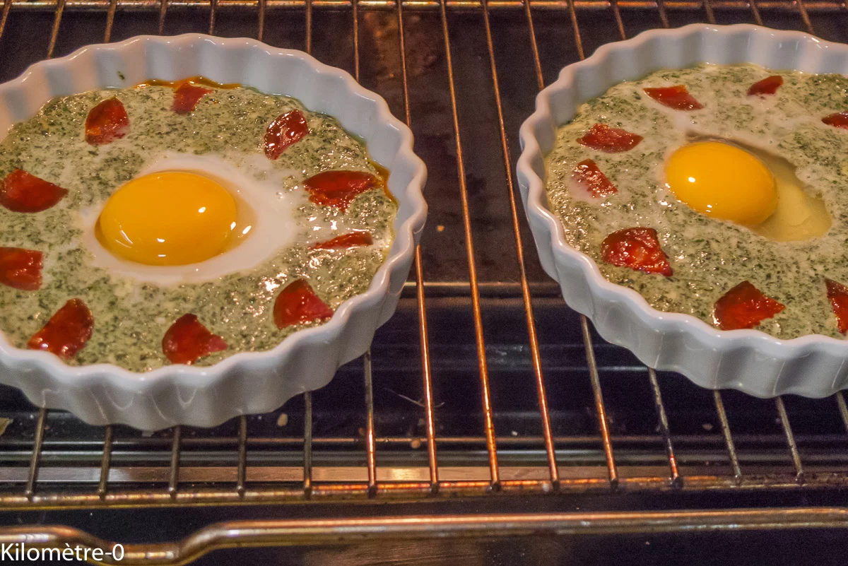 Photo de recette de, oeufs cocotte, oeuf, oeuf sur le plat, herbes sauvage, anti gaspi, économique, orties, mauvaises herbes, chorizo, facile, rapide, printemps, Kilomètre-0, blog de cuisine réalisée à partir de produits de saison et issus de circuits courts
