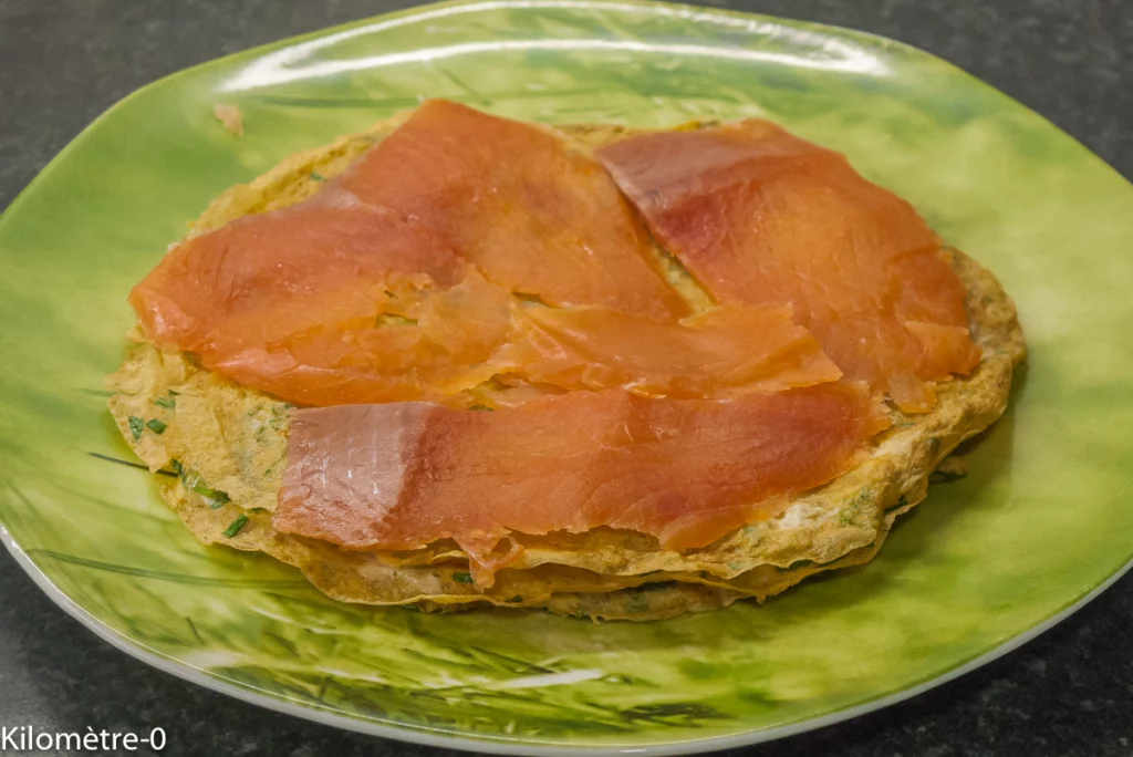 Petite omelette roulée au saumon ou à la truite fumée - Étape 4