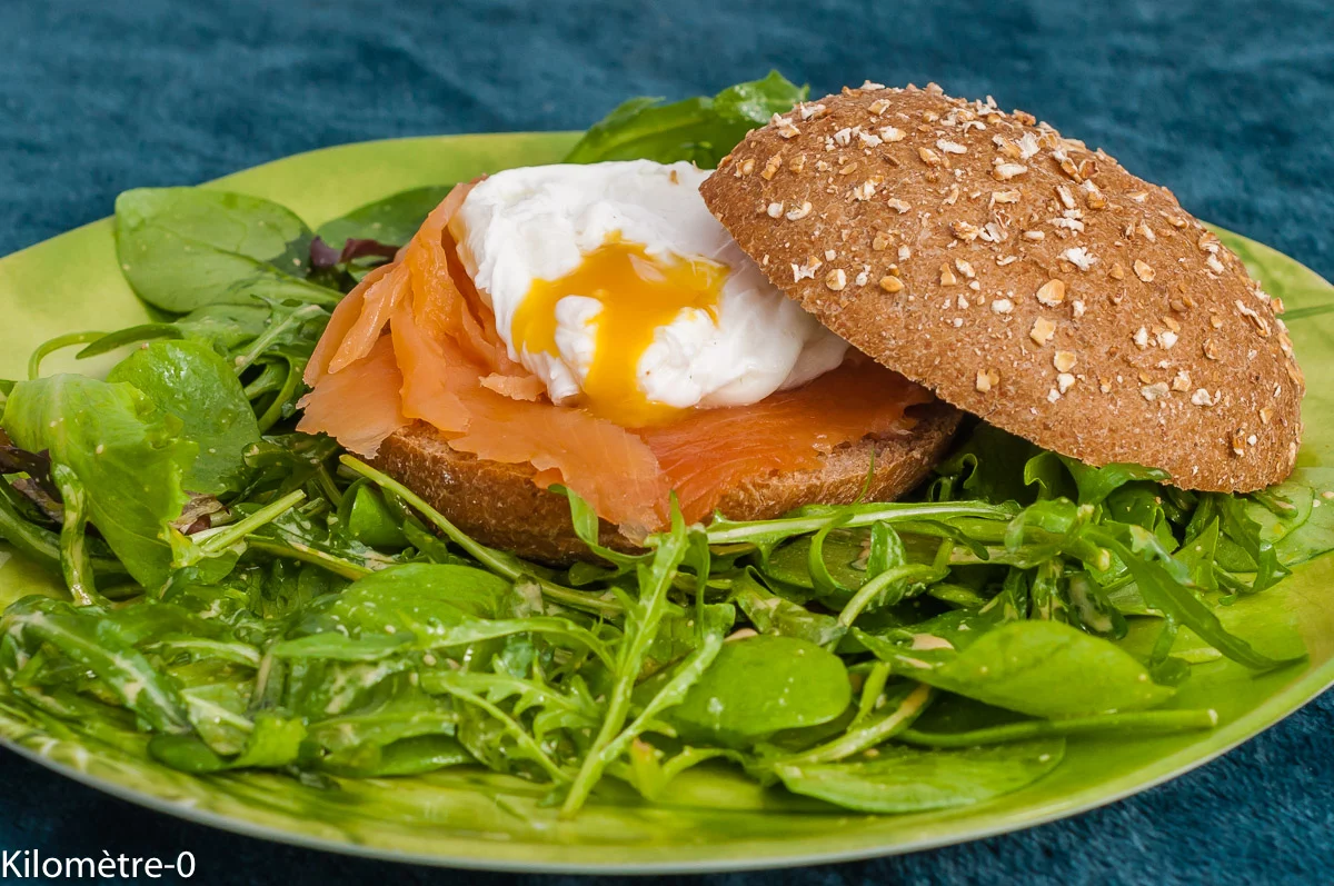 Photo de recette de tartine, burger, buns, œufs pochés, saumon fumé, truite fumée, salade, facile, rapide, poisson, oeuf sur le plat, Kilomètre-0, blog de cuisine réalisée à partir de produits de saison et issus de circuits courts
