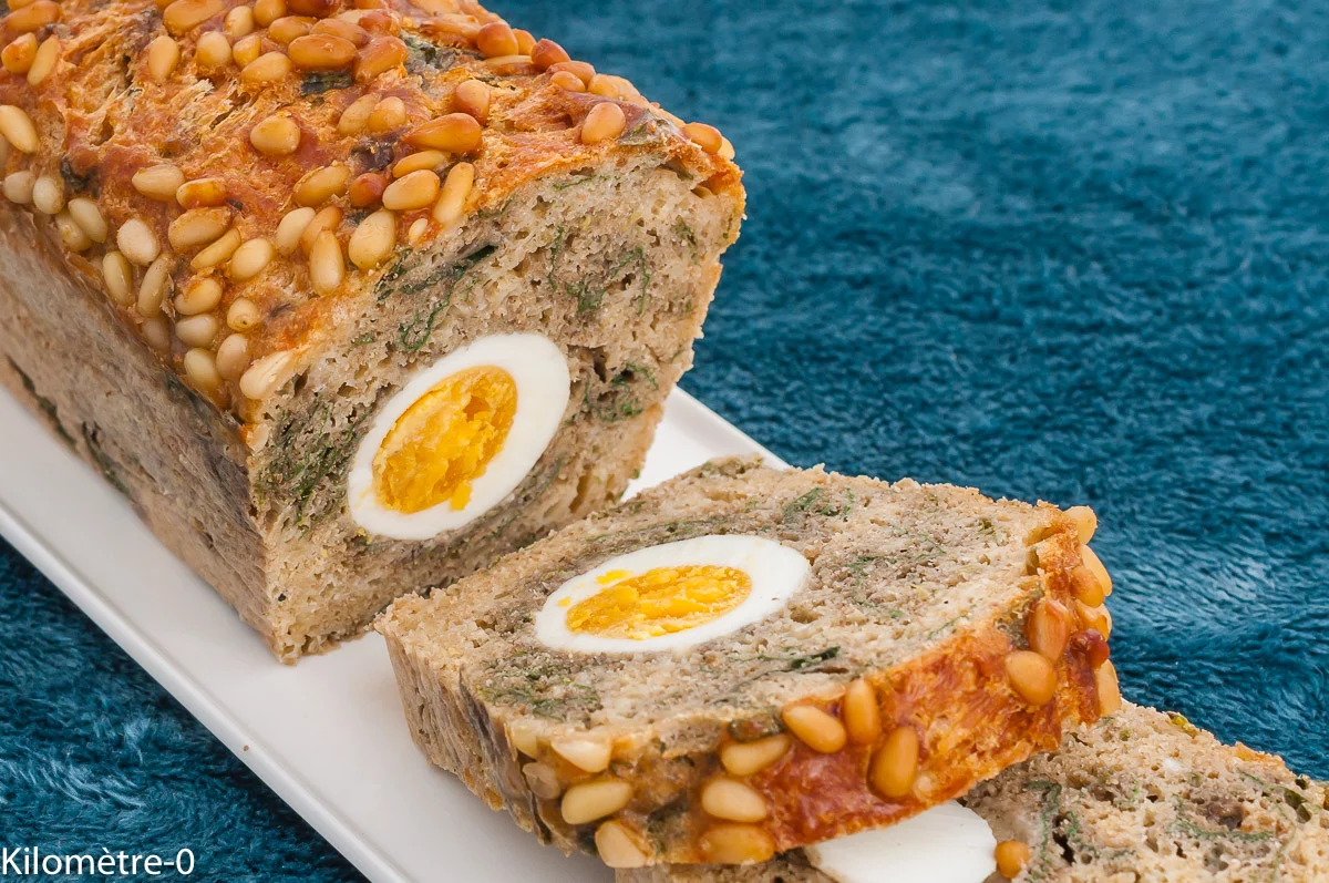 Photo de recette, apéro, facile, beau, original, Pâques, gâteau, cake, œufs, oeufs durs, orties, herbes sauvages, fromage, emmental, Kilomètre-0, blog de cuisine réalisée à partir de produits de saison et issus de circuits courts