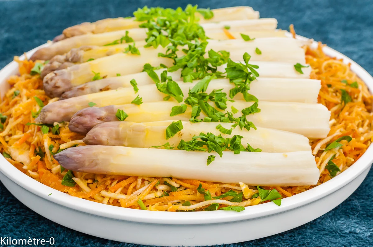 Photo de recette de salade, végétarienne, légumes, verdure, carottes nouvelles, carottes, céleri rave, asperges, asperge blanche, léger, sain, Kilomètre-0, blog de cuisine réalisée à partir de produits de saison et issus de circuits courts