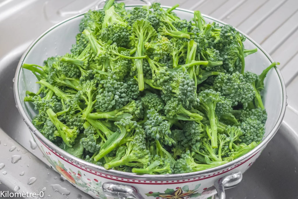 Flans de brocolis aux herbes, oeufs sur le plat - Étape 1