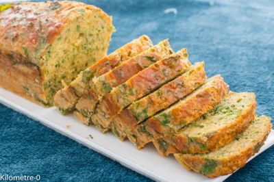 Photo de recette de  cake, cake salé, apéro,  fines herbes, persil, facile, rapide, fromage, emmental, bio, pique nique, buffet, Kilomètre-0, blog de cuisine réalisée à partir de produits de saison et issus de circuits courts